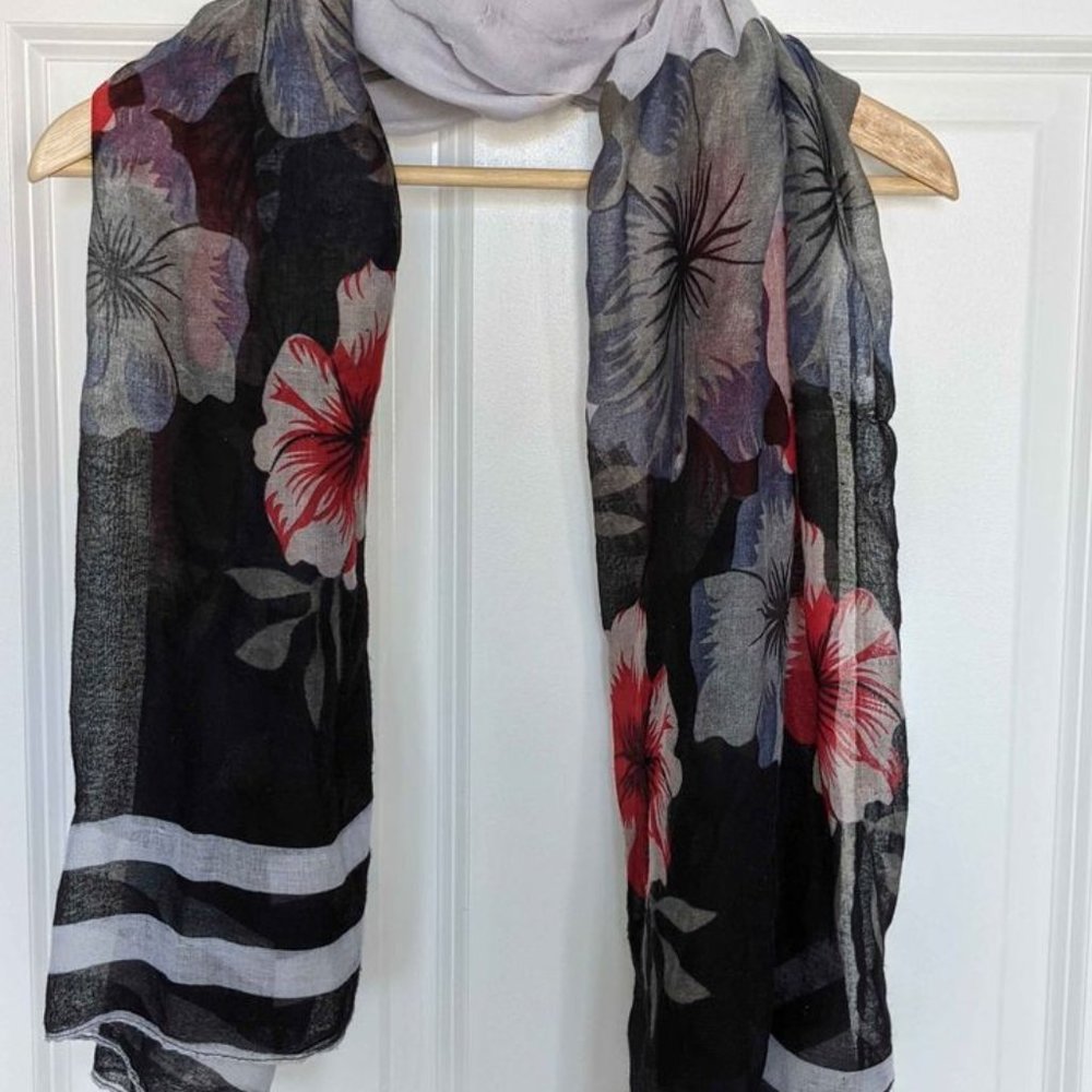 Lightly used women's scarf